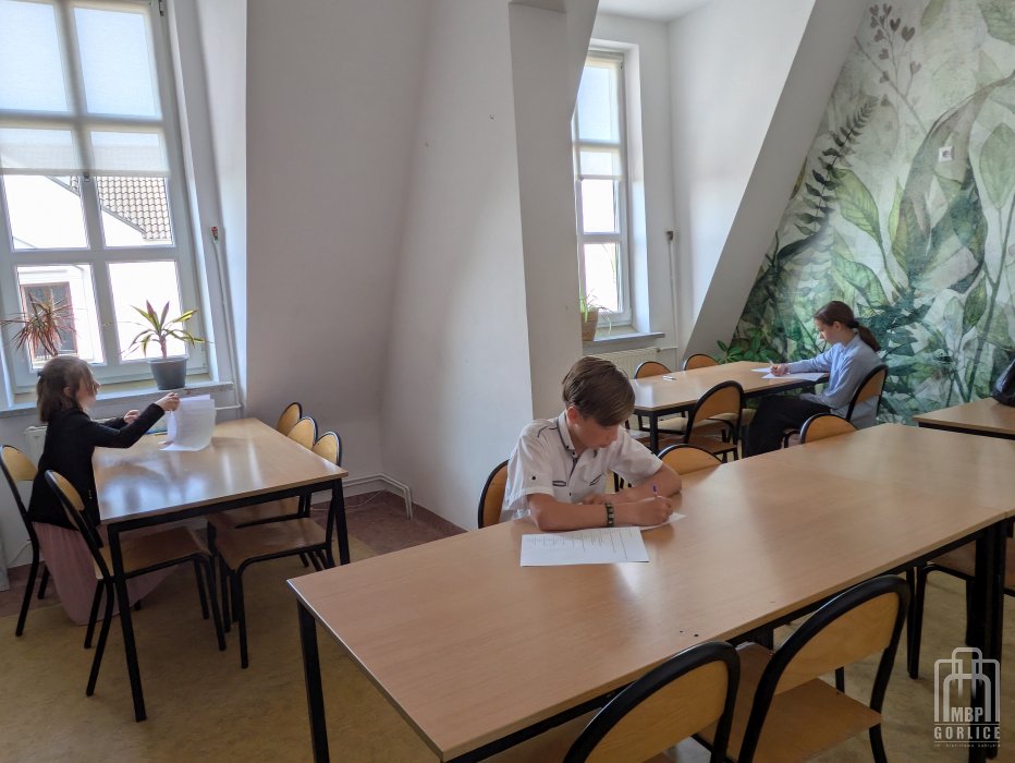 Biblioteka Gorlice, Powiatowy Konkurs Czytelniczy Uczestnicy rozwiązują test